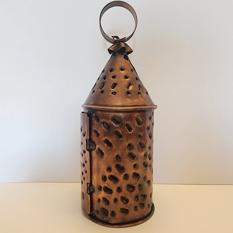 Linterna de vela de hojalata perforada primitiva acabado cobre puerta con bisagras lazo colgante Foto 2 de 4