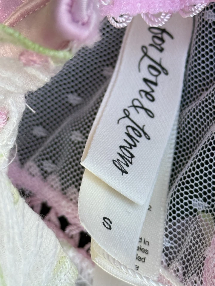 💕 Conjunto de lencería bordada floral For Love & Lemons + trío de fragancias de diseñador Foto 4 de 4