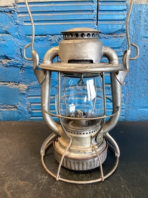 VINTAGE DIETZ VESTA LANTERN W/ETCHED(B.&M.R.R) BOSTON & MAINE RAILROAD GLOBE