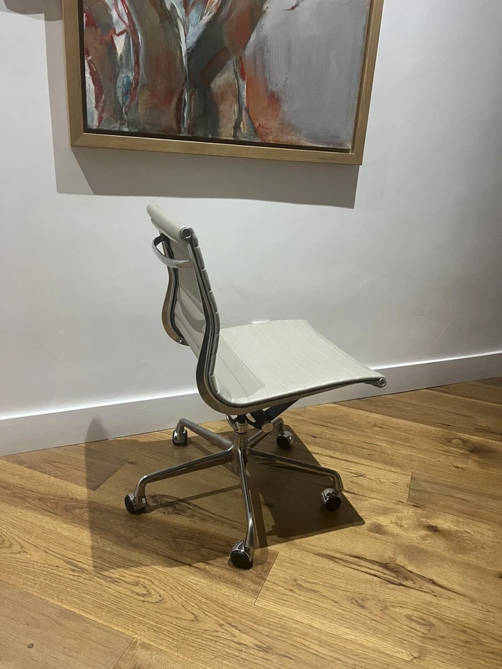 Silla de escritorio/lateral de aluminio Herman Miller Eames de cuero gris Foto 4 de 4