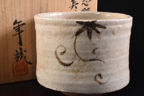 F9634: XF Japanese Old Shino-ware TEA BOWL Tokuro knowledge box w/signed box