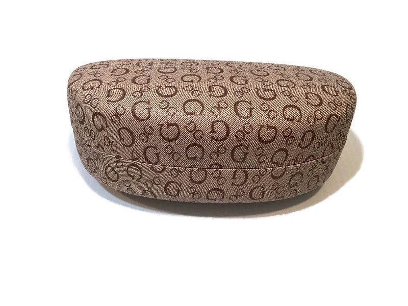 Футляр для очков Guess Бежевого цвета достаточно большой для любых Очков 2390₽