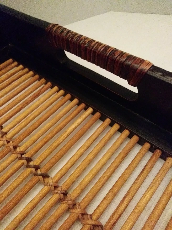 Bandeja para servir madera CBK con varillas de bambú 19"×12,5"×2,5" junto a la piscina tropical. N Foto 4 de 4