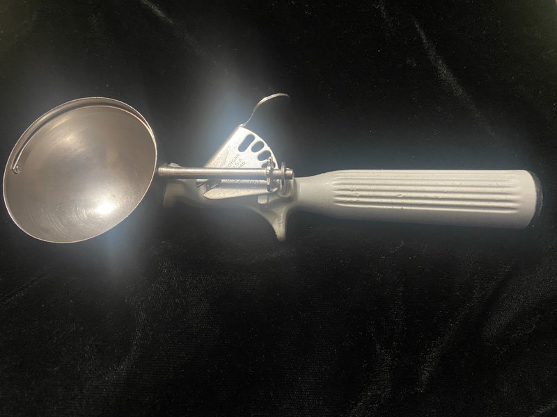 VOLLRATH 47140 Disher or Scooper 2 13/16"  4oz