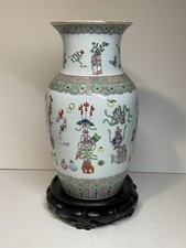 GRAND VASE CHINOIS EN PORCELAINE ÉMAILLÉE SUR SOCLE BOIS . CHINE ASIE .