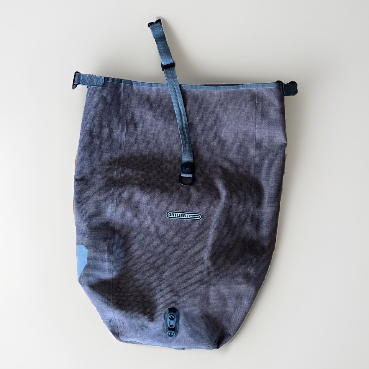 Alforja urbana con rodillo trasero Ortlieb impermeable rosa ceniza