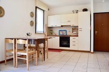 Cucina completa, mobile soggiorno, tavolo e seggiole. Elettrodomestici ottimi