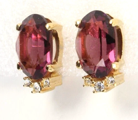 Pendientes de clip Christian Dior imitación amatista tono dorado detalles de cristal .75" Foto 4 de 4