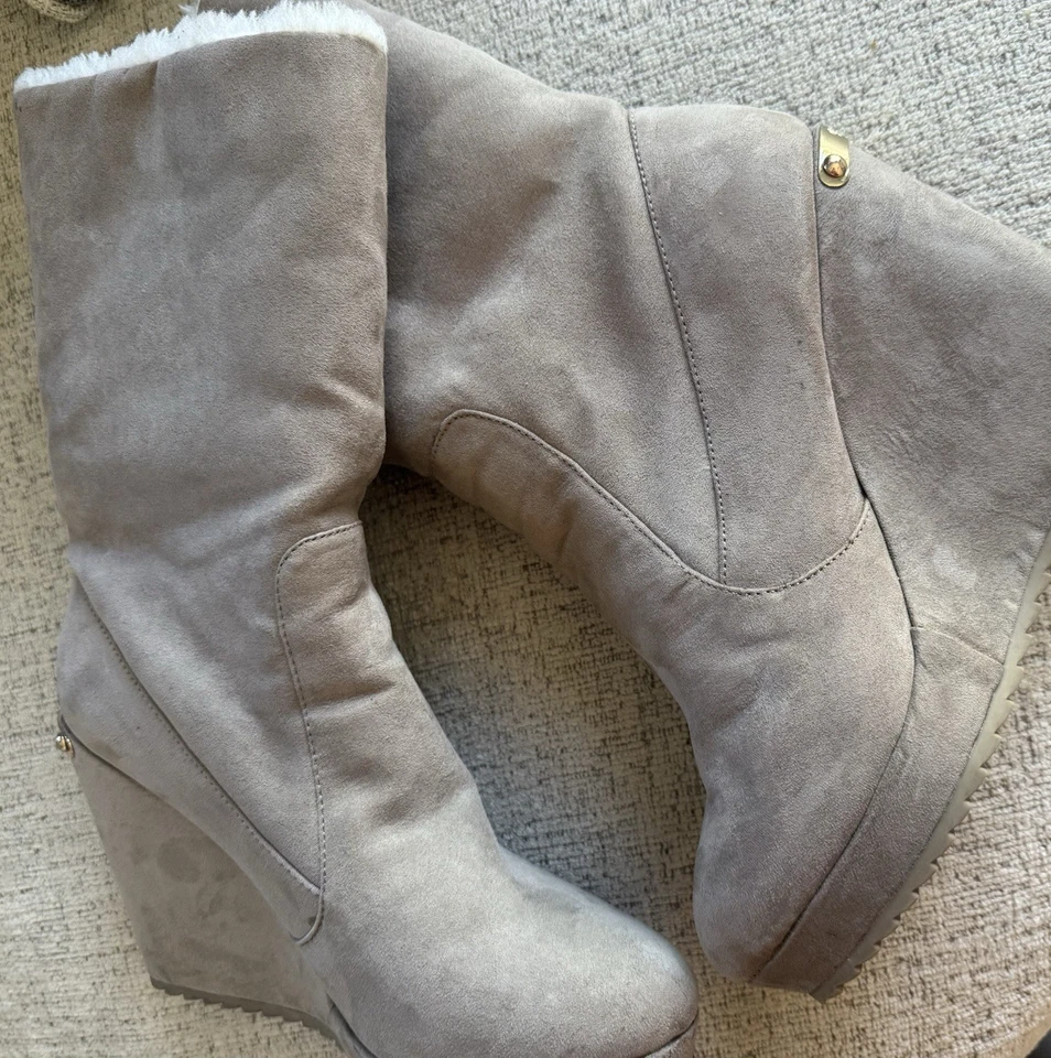 Botas Juicy Couture para mujer talla 8 topo plataforma tacón de cuña imitación piel cremallera Foto 3 de 4