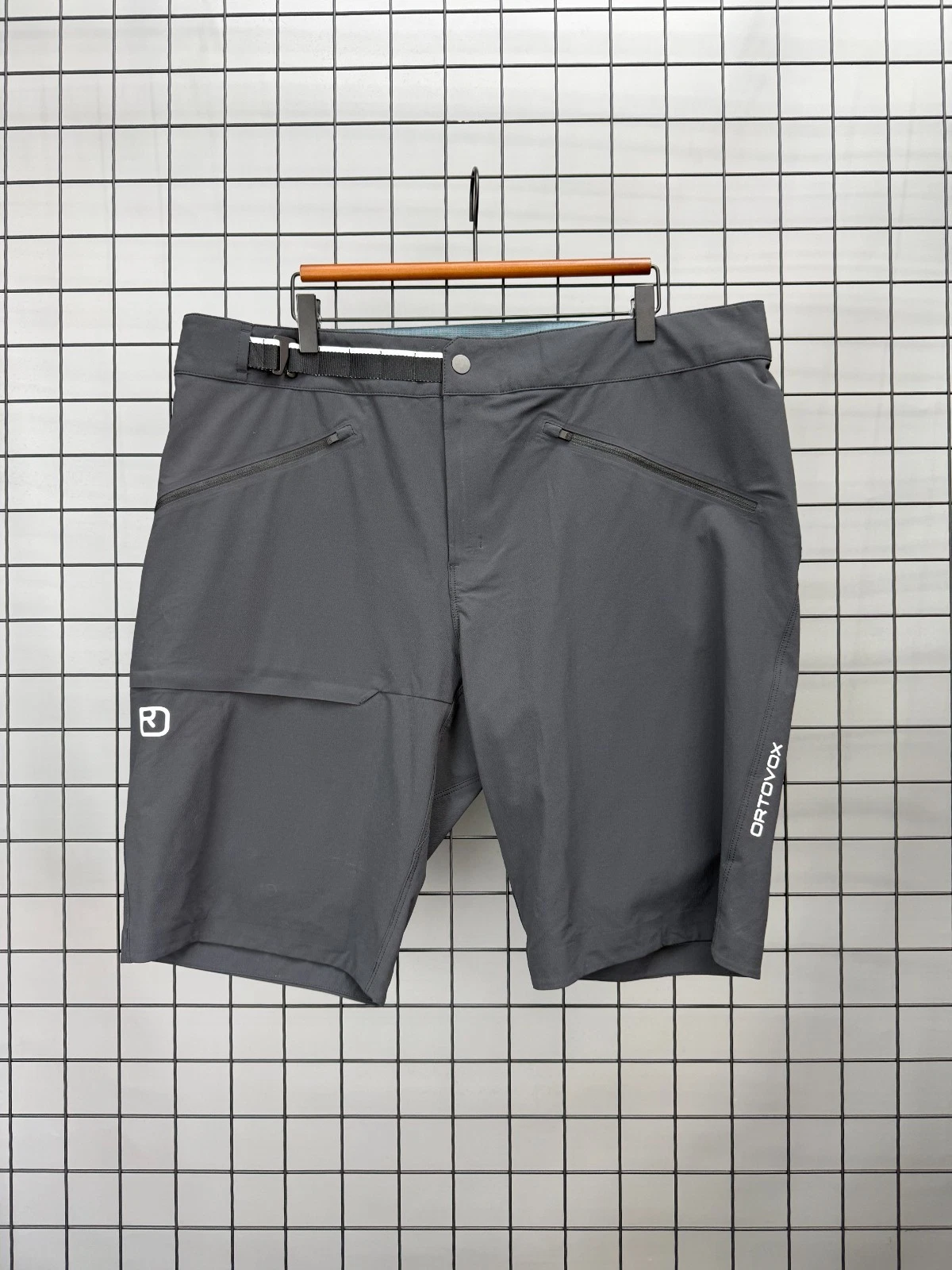 Ortovox Mens XXL Outdoor Hiking Shorts Gray Stretch Zip Pocket Trail MTB
Opens in a new window or ta