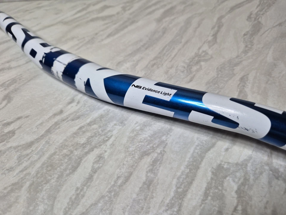 NS Bikes Evidence Light Manillar 31,8 mm MTB Riser Bar 770 mm Ancho Azul 7075 DJ Foto 4 de 4