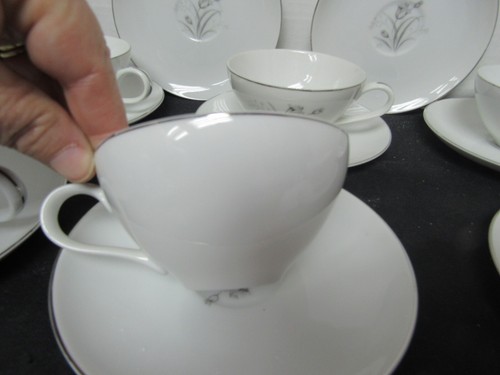 Creative ROYAL ELEGANCE 6 CUPS and 8 SAUCERS Set - Picture 6 of 8
