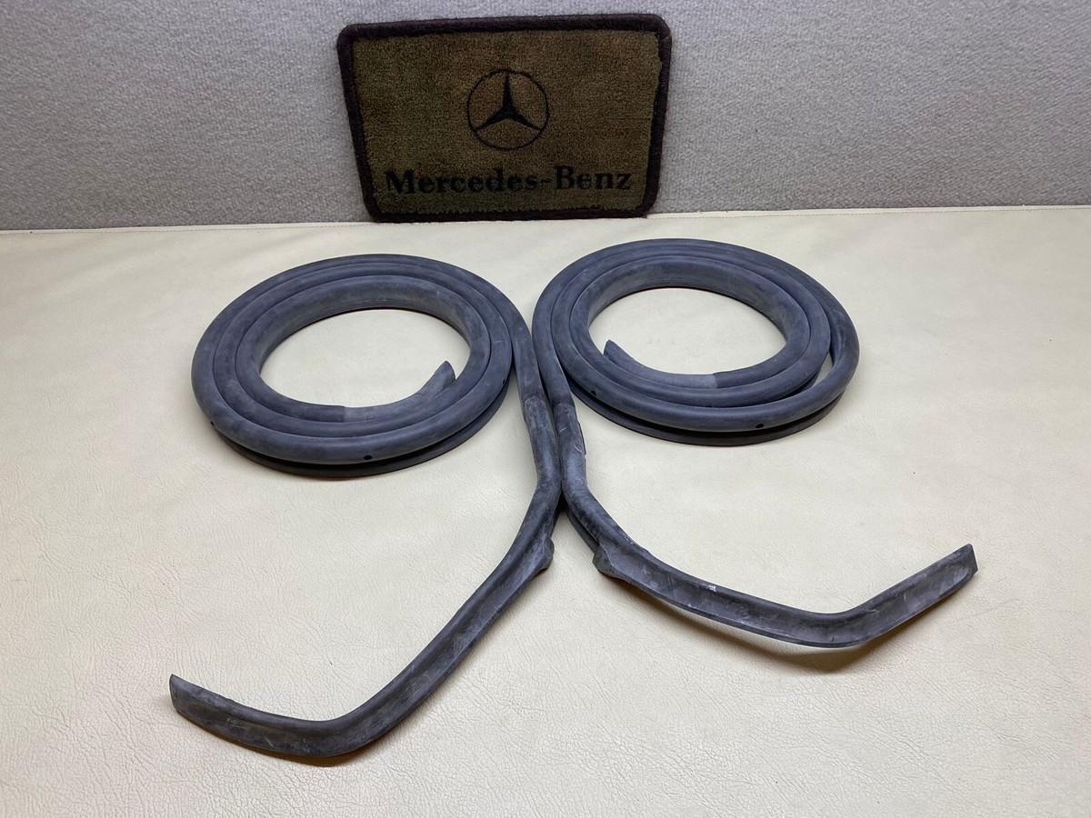 Mercedes Benz C140 Coupe Door Seal A1407200578 / A1407200678 NOS