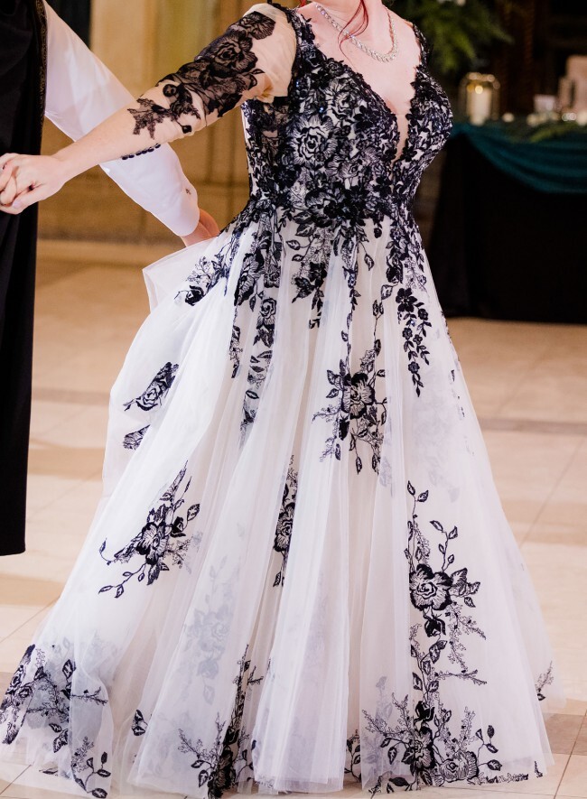 Plus Size Wedding Dresses Gothic Black White With Long Sleeve V