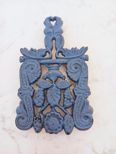 Vintage Lot Of 3 Cast Iron Trivets Footed 1950's Wilton, Zoar, Hearts Grapes Sun - Picture 4 of 7