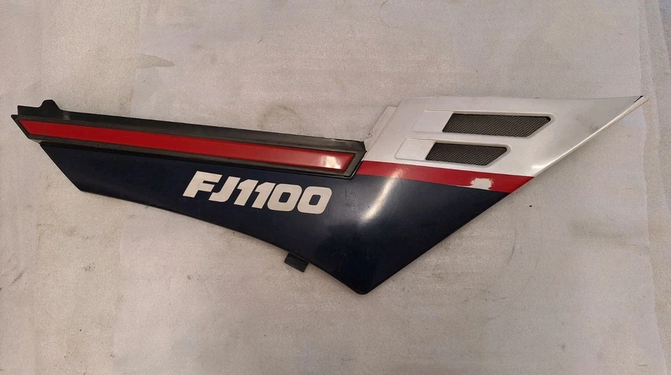 E2. Cubierta trasera carenado lateral derecho Yamaha FJ 1100 47E Foto 2 de 4