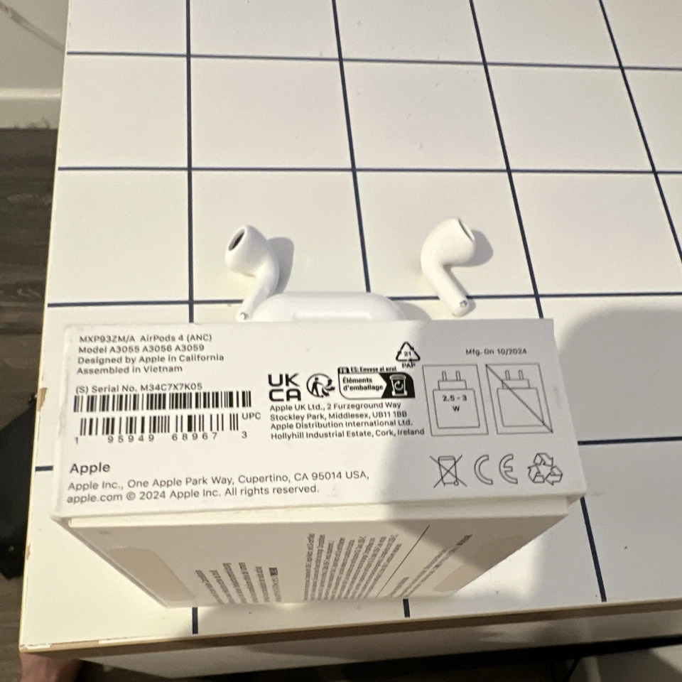 Apple AirPods 4 with Active Noise Cancellation, photo 2 of 5