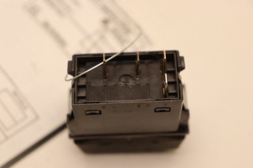 2018-24 VOLVO VNL 860 760 FRONT DASH DIFF DIFFERENTIAL LOCK SWITCH 22392435 OEM - Picture 2 of 5
