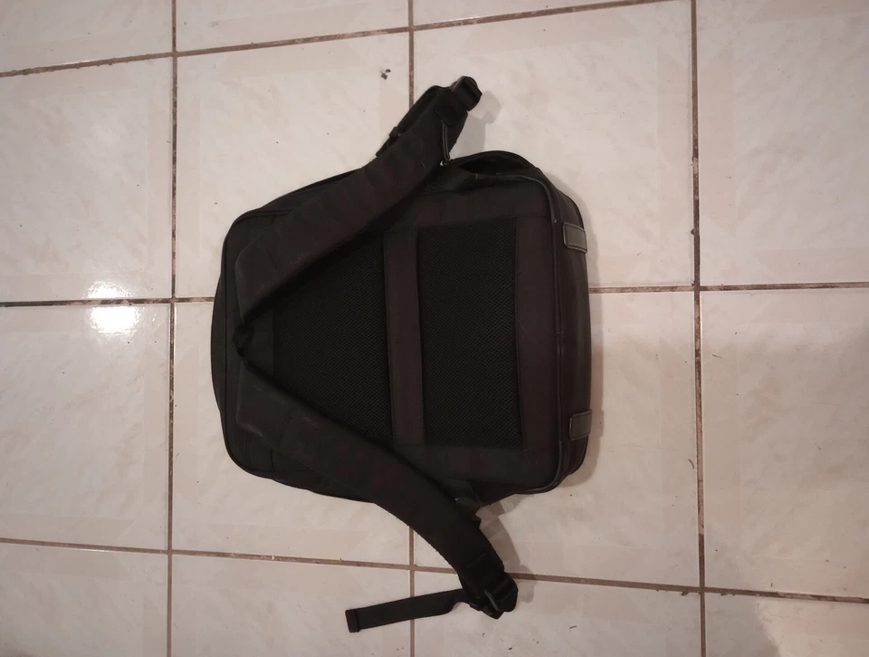 Mochila para portátil American Tourister ligera negra usada Foto 3 de 4