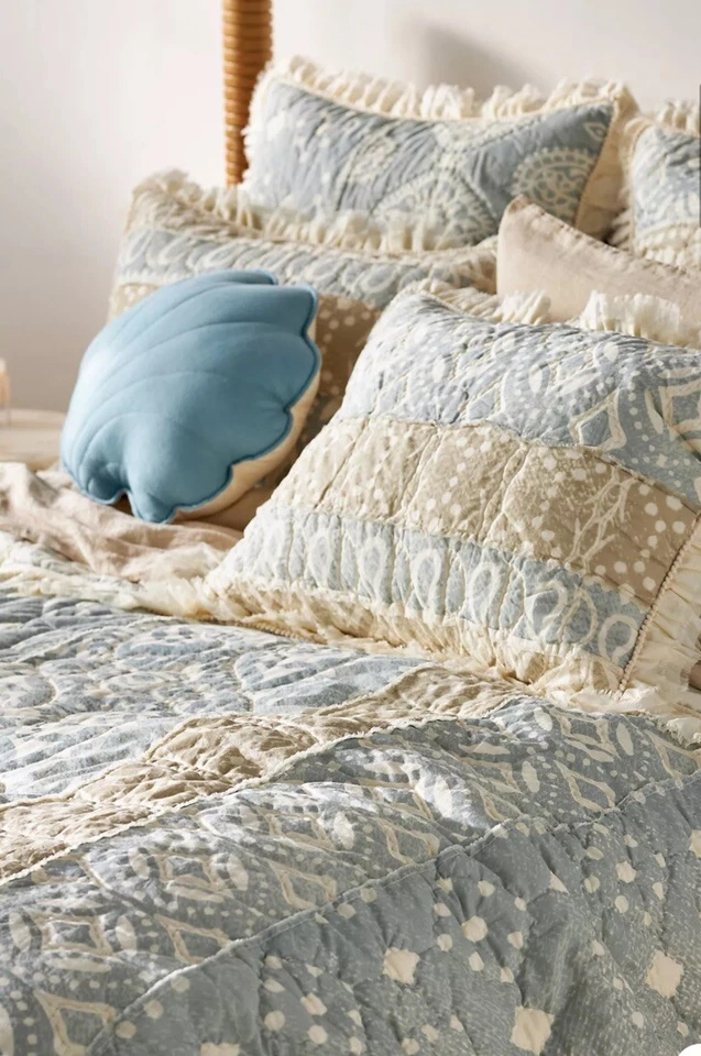 Anthropologie Elsa 棉绒布拼布被子柔软天灰色象牙色女王全新带标签 — 第 2/4 张图片