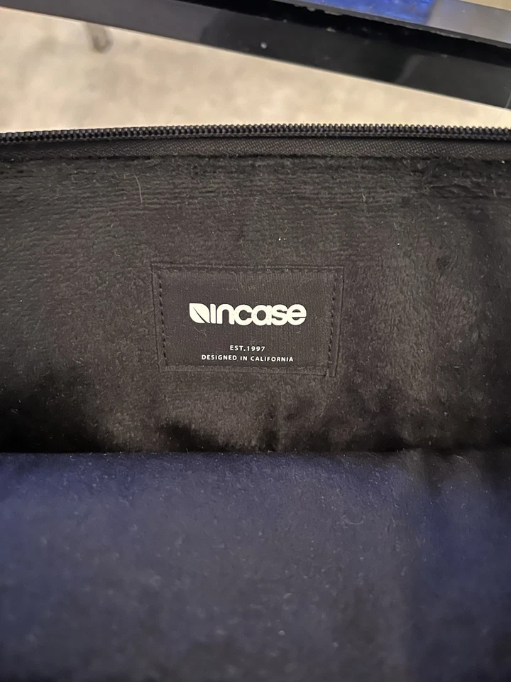 Funda compacta Incase en vuelo de nailon para MacBook Laptop de 13 pulgadas Foto 3 de 3