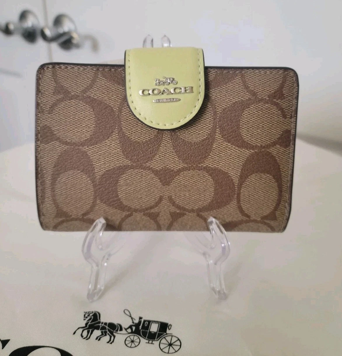 Portafoglio Coach nuovo con etichette medio angolo zip in tela firmato kaki lime pallido C0082