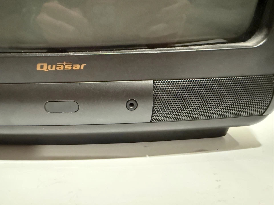 Quasar CRT TV With Remote - Retro Gaming - Tested and Working - Vintage  - Image 3 of 4