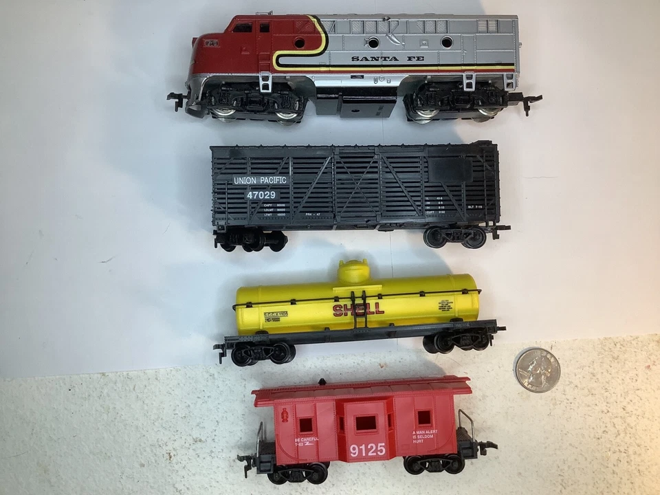 VTG Model Power Pride of the Line HO Scale Electric Train Set 1035 Santa Fe READ - Image 4 of 4