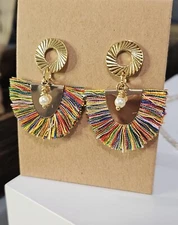Aretes en Hilo De Colores, Detalle En Perla para toda Ocasión 