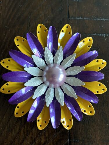 Vtg Metal Enamel Daisy Floral Brooch Pin 3” Diameter MCM Yellow Purple White - Afbeelding 1 van 5