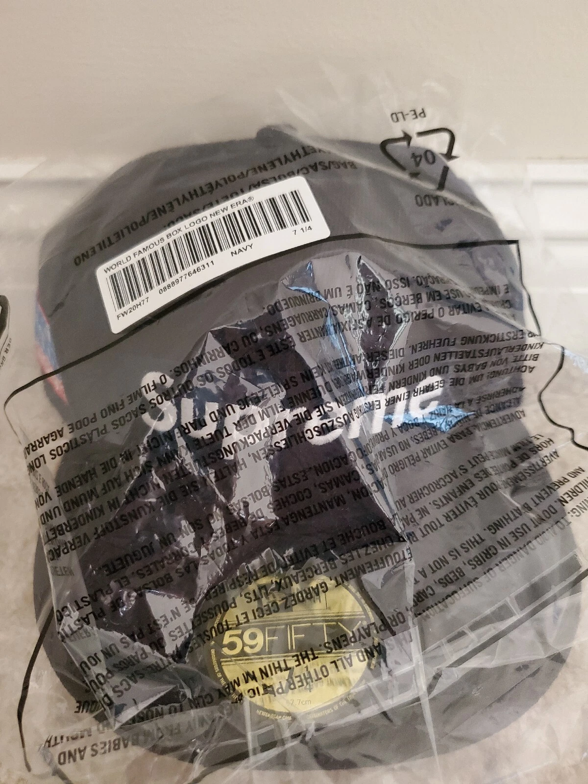 Logo Supreme World Famous Box Nouvelle Ère   Noir 7 1/4 Tout neuf dans son emballage