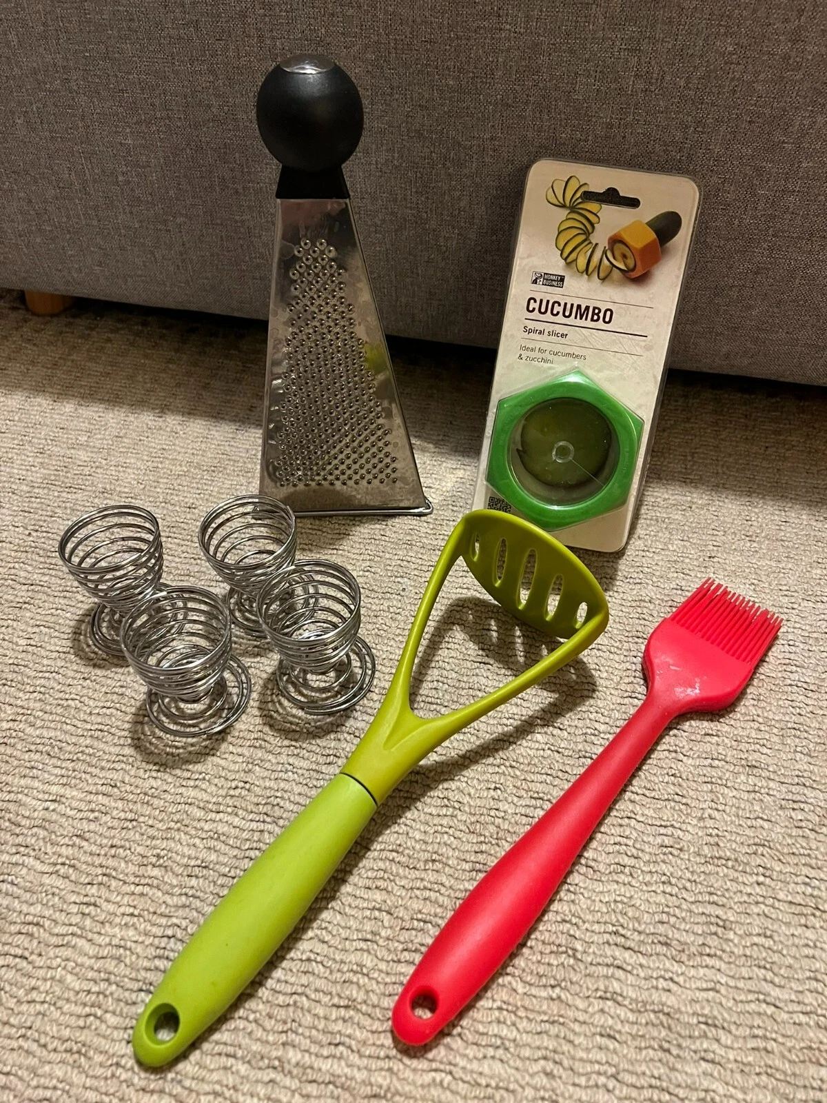 Kitchen Essentials Bundle Silicone Pastry Brush Masher Grater Spiraliser Egg Cup
Opens in a new wind