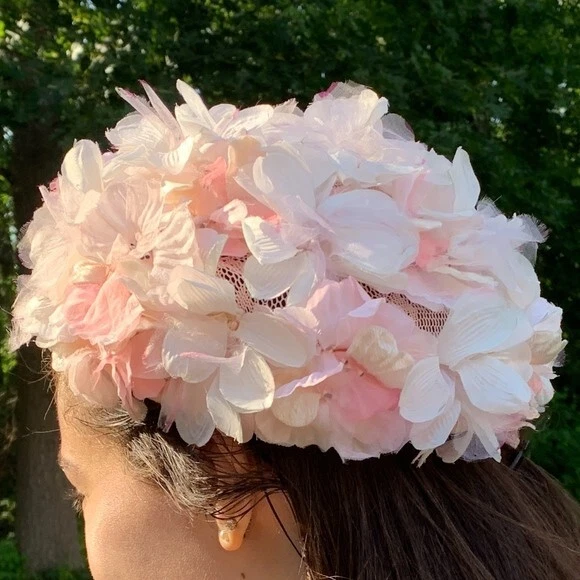 Sombrero de iglesia vintage años 50 de gasa rosa floral con flores Foto 3 de 4