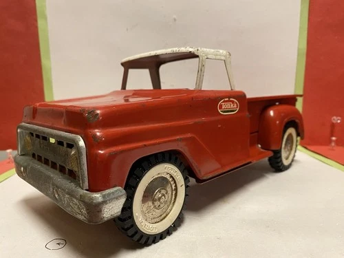 VINTAGE TONKA RED & WHITE PRESSED STEEL STEP-SIDE PICKUP TRUCK TOY.