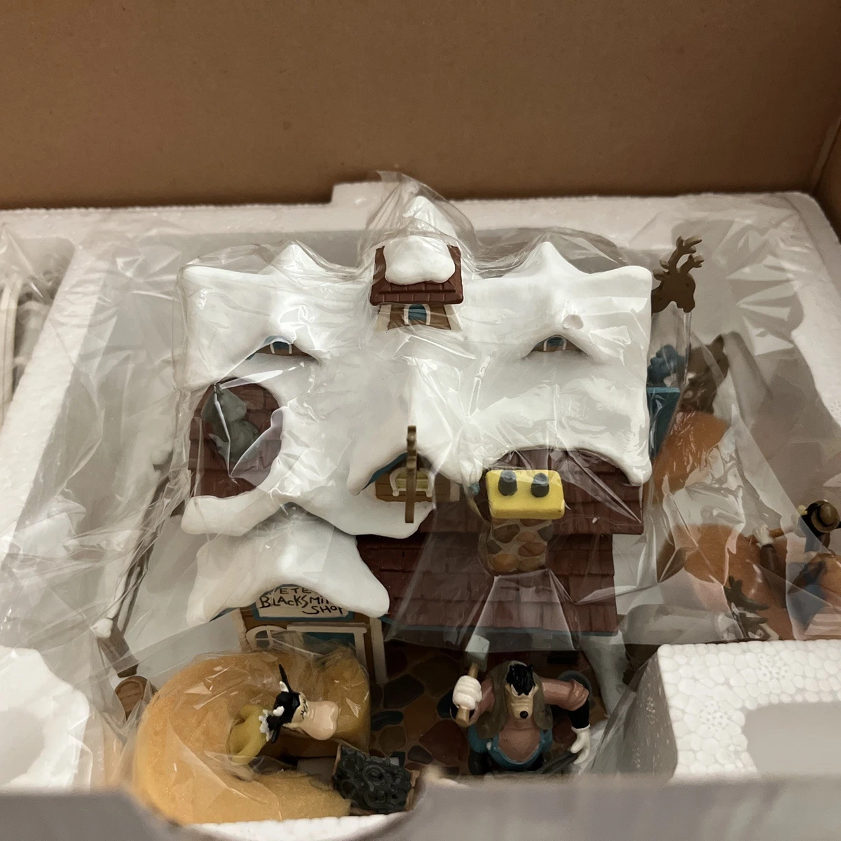 ダンバリーミント☆Winter Wonderland Danbury Mint Disney Winter Wonderland North Pole Village Hall In