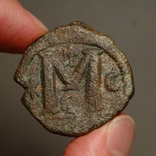 B15-89 Justinian 527-565AD, AE follis, Constantinople,  crescent to right of "M"