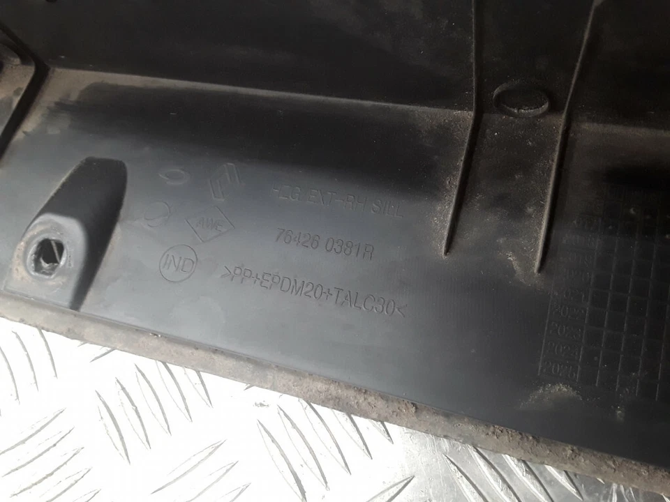 Renault Koleos 2018 Right Sill Cover Edge 764260381R - Image 2 of 4