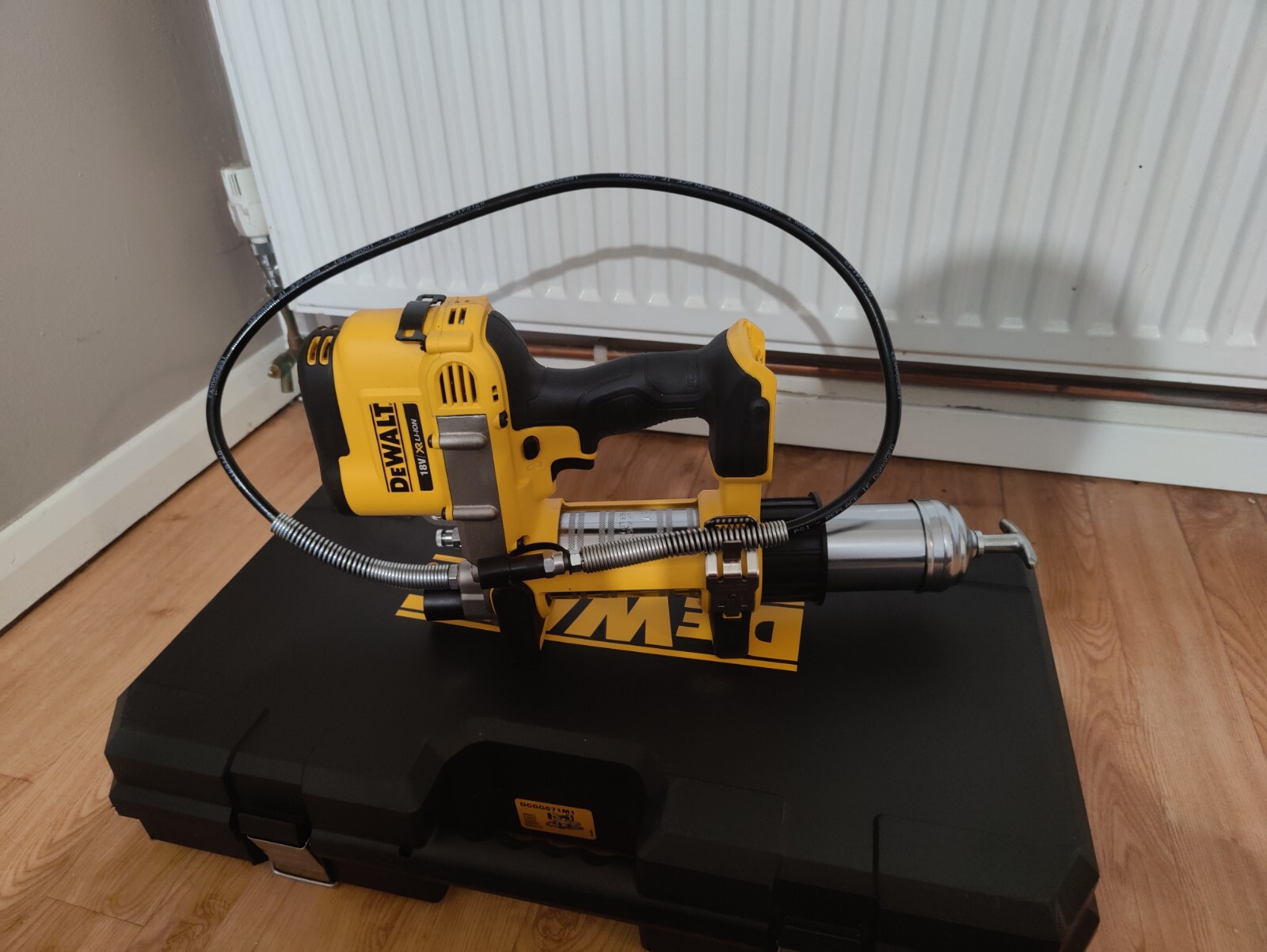 DEWALT DCGG571M1 18v Grease gun With Battery And Charger eBay