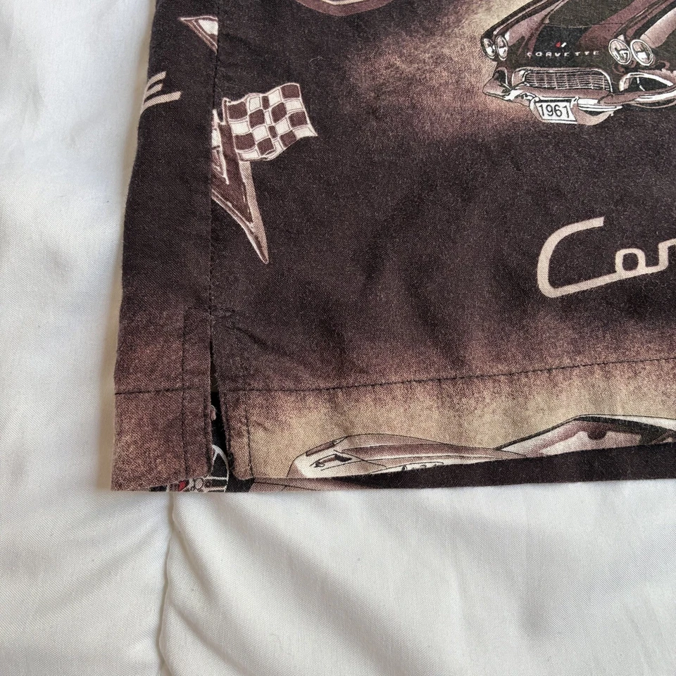 Camisa abotonada manga corta estampado Corvette para hombre grandes botones de madera coleccionista Foto 3 de 4