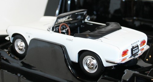 Triple 9 1/18 Scale Diecast T9-1800192 - Honda S800 - White - Picture 4 of 5