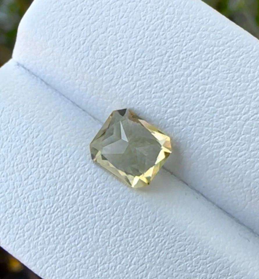 Encantadora turmalina natural de 1,50 quilates corte princesa tono amarillo Mozambique Foto 2 de 4