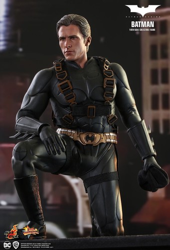 Hot Toys Batman Begins MMS595 1/6 Figur Sealed Shipper UK Bruce Wayne DC Comics - Bild 6 von 14