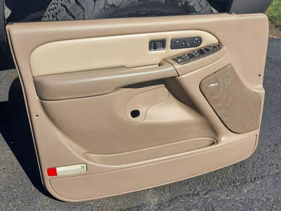 03-07 YUKON or SIERRA DENALI DRIVERS door panel Card 2 TONE TAN 52 NO CARPET OEM