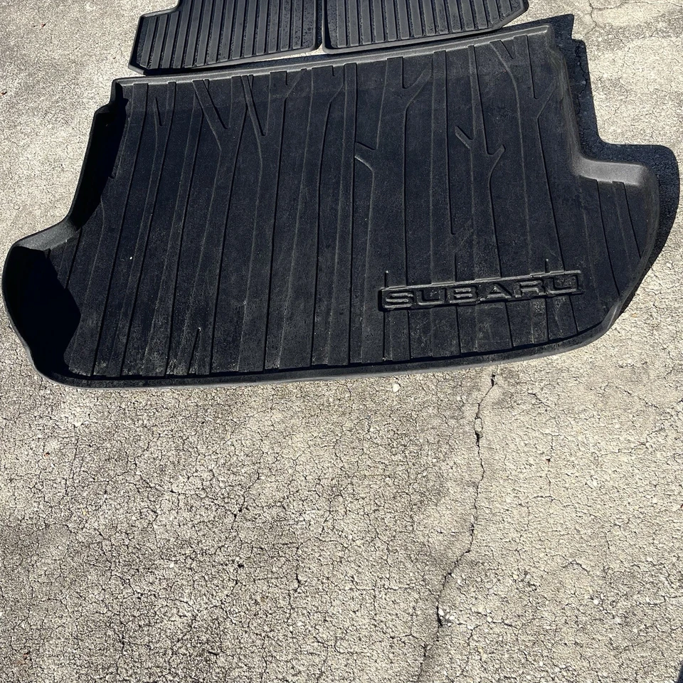 Juego de alfombrillas y bandejas de carga Subaru Forester 2016 para todo tipo de clima OEM J501SSG200 Foto 2 de 4