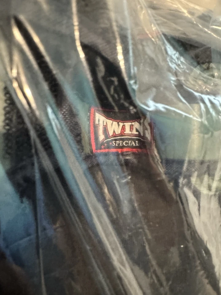 Brand New *Genuine* Twins SGL10 Shin Guards Size Medium Olive  (No Tariffs!) - Image 2 of 4