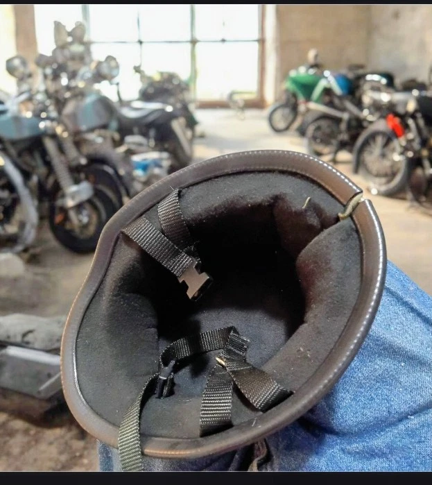 Aplicación DOT estilo alemán Segunda Guerra Mundial. Casco de moto de fibra de vidrio negro brillante con tapa antideslizante Foto 3 de 4