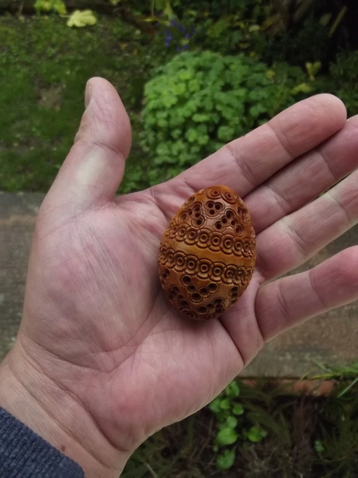 Ancien petit oeuf en noix corozo porte chapelet boite travail de forçat sculpté - Photo 3/4