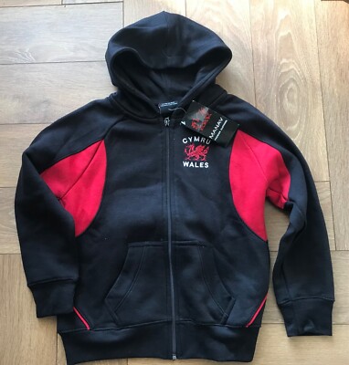 Schwarzer Kinder-Hoody mit durchgehendem Reißverschluss und großem Drachen auf dem Rücken. Ein Manav Produkt.
