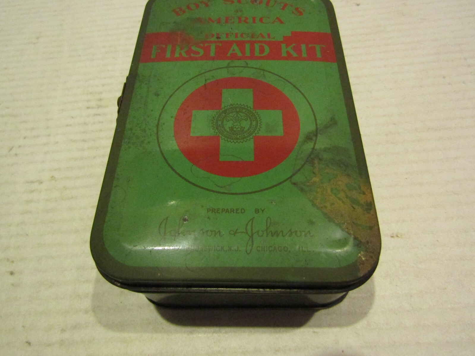 VINTAGE BOY SCOUT SCOUTING AMERICA BSA FIRST AID KIT TIN METAL BOX J&J