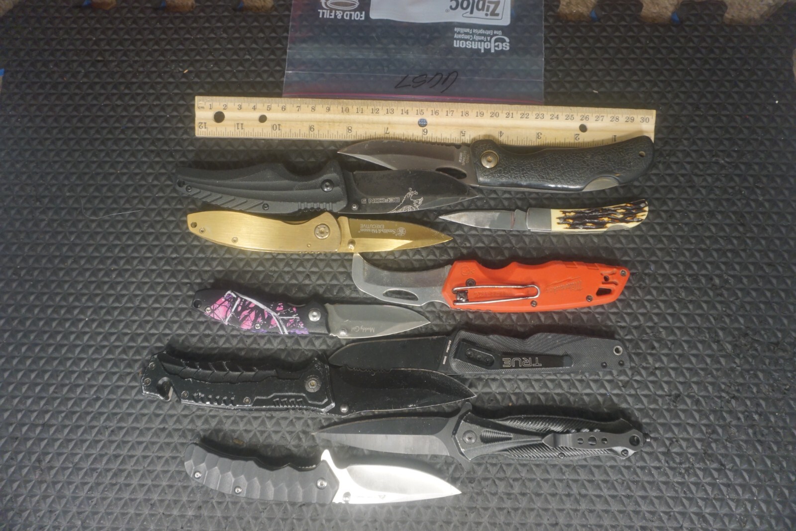 6657    Ten assorted pocket knives